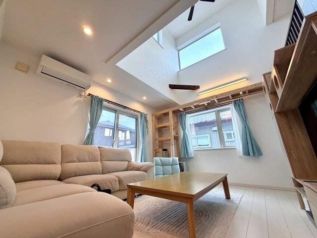 恵庭市駒場町5丁目の居間・リビング|採光もしっかり明るいリビング！