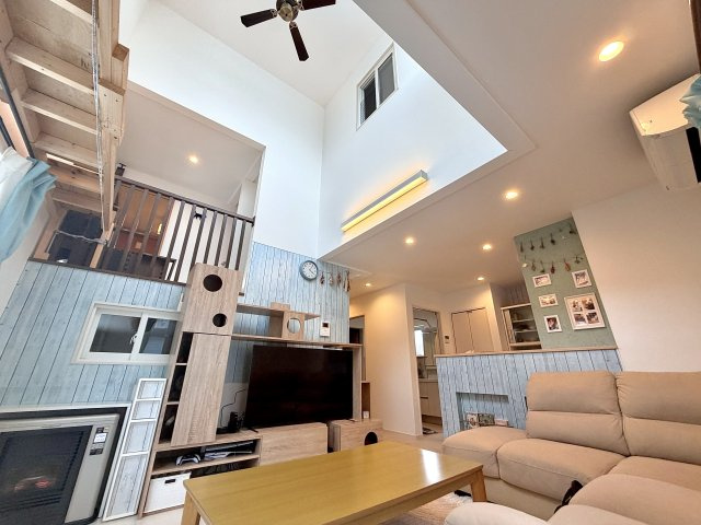 恵庭市駒場町5丁目の居間・リビング|吹き抜けで開放感のあるリビング♪