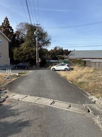 亀山市阿野田町　売土地の前面道路含む現地写真