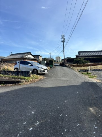 亀山市阿野田町　売土地の前面道路含む現地写真