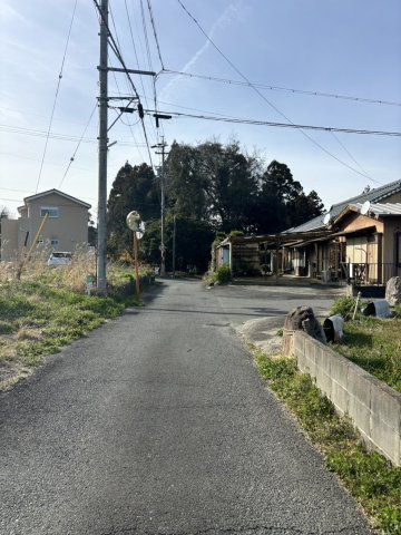 亀山市阿野田町　売土地の前面道路含む現地写真
