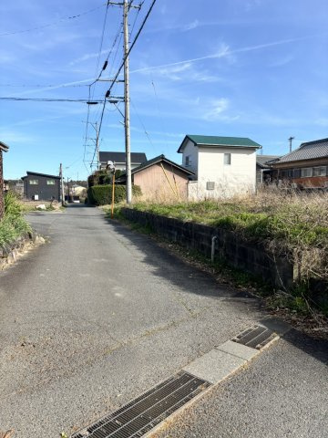 亀山市阿野田町　売土地の前面道路含む現地写真