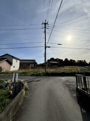 亀山市阿野田町　売土地の前面道路含む現地写真