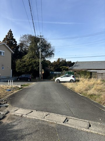 亀山市阿野田町　売土地の前面道路含む現地写真