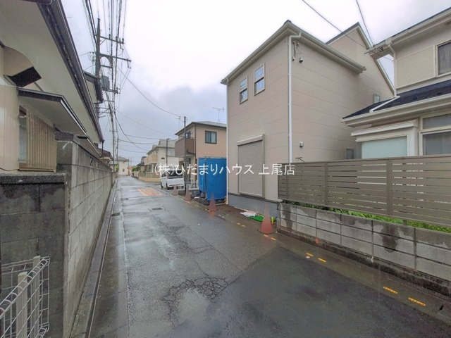 鴻巣市人形4丁目　新築戸建　リーブル01の前面道路含む現地写真