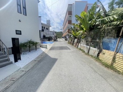 【前面道路含む現地写真】 | 南城市知念安座真3期（全3棟）3号棟 | ※北側公道4.3m～5.2m♪