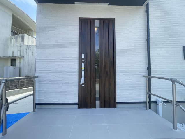 南城市知念安座真3期（全3棟）ラスト3号棟の玄関|3号棟　スマートキー付き♪