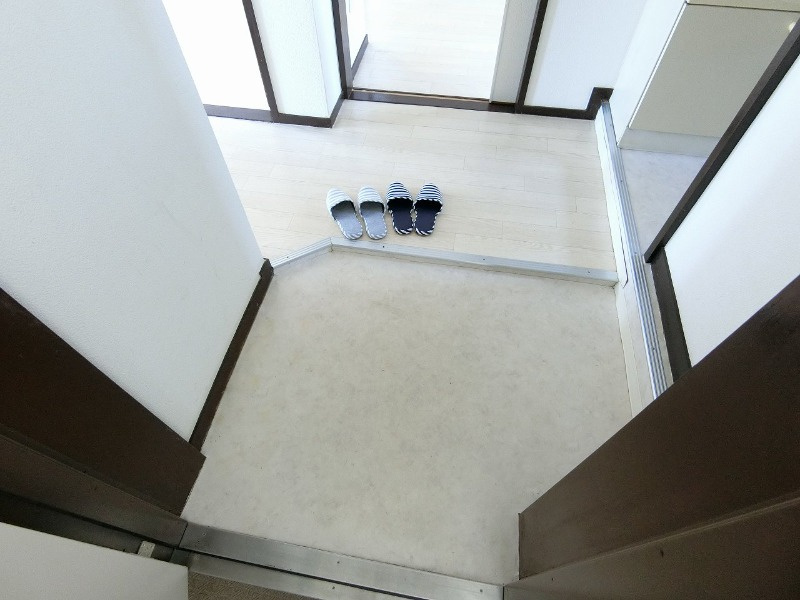 高倉台11団地55号棟の玄関