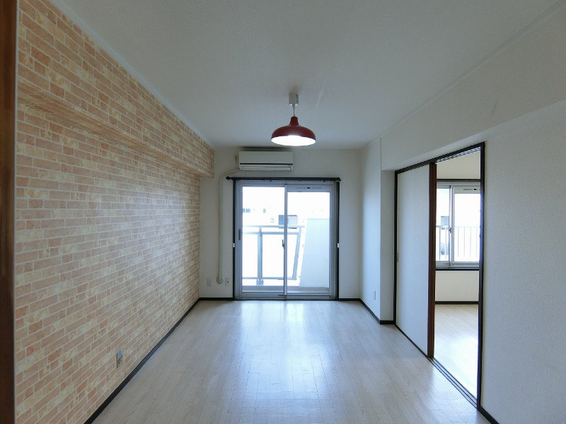 高倉台11団地55号棟の居間・リビング|アクセントがお洒落なリビング