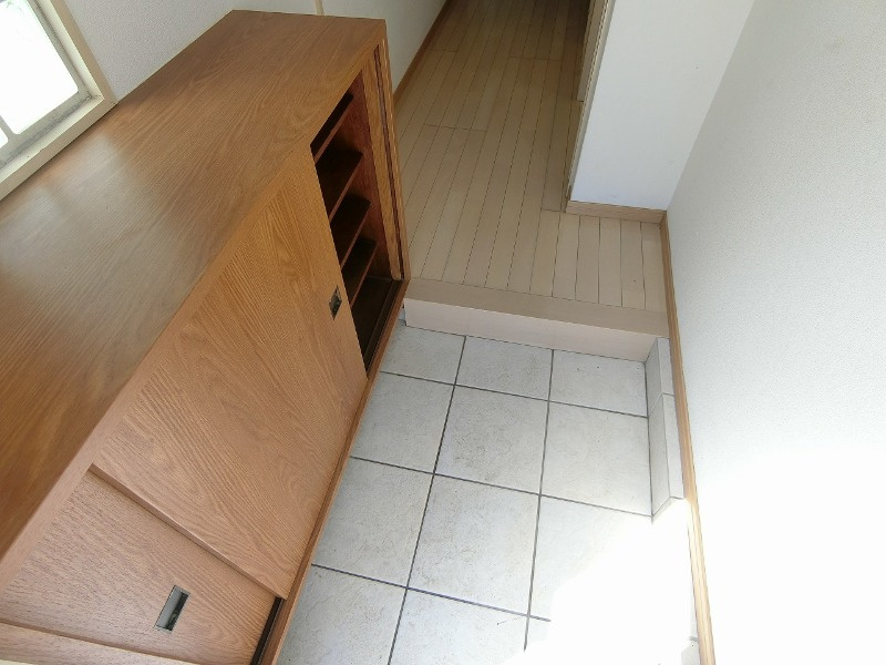 高倉台５丁目貸家の玄関