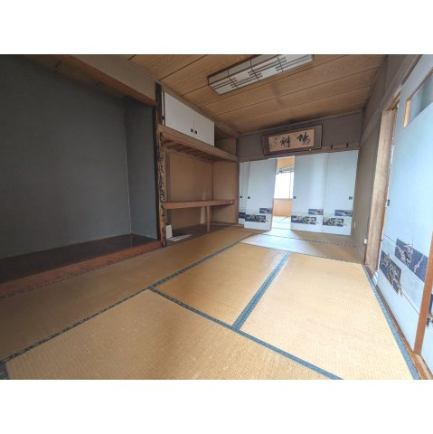 松川町住居付店舗の和室