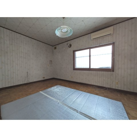 松川町住居付店舗の洋室