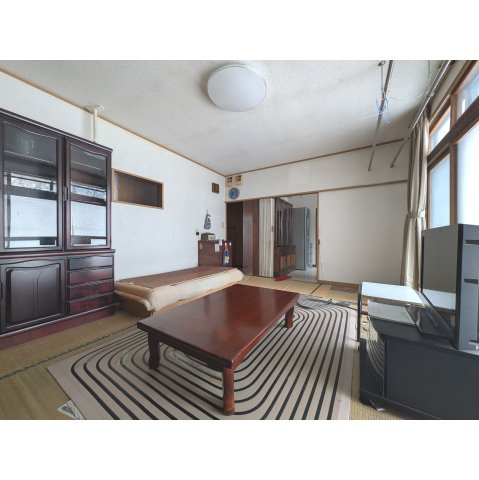 松川町住居付店舗の居間・リビング
