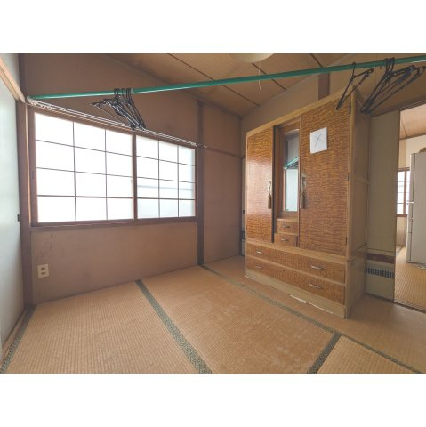 松川町住居付店舗の和室