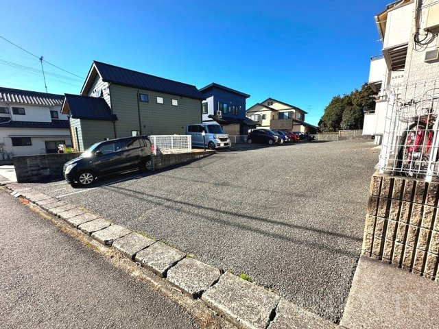 メゾンドスリーゼの駐車場