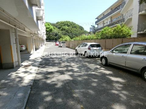 離宮ビルの駐車場
