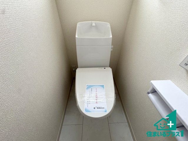 ●天理市柳本町　第7期　新築一戸建てのトイレ|1・2階の2ヶ所にあるので、朝の忙しい時間の順番待ちもなく、深夜の利用にも大変便利です。