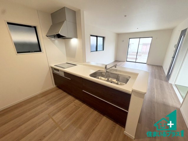 ●天理市柳本町　第7期　新築一戸建てのキッチン|リビングと統一感があり、使い勝手のいいキッチン。広々としているので、二人並んで作業が出来ちゃいます。お子様と一緒に色々なお料理に挑戦できるスペースがあります。
