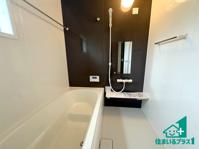 ●天理市柳本町　第7期　新築一戸建ての浴室|ゆったりと足を伸ばせる浴室は一日の疲れを癒してくれる大切な空間です。浴室乾燥機も設置しているので、雨の日の洗濯物も安心です♪