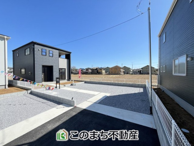【駐車場】 | LievleGarden.S古河市鴻巣第6　3号棟 | お車を並列で2台駐車可能です(車種によります)。駐車場の横はお庭スペースとしても利用可能。お子様も喜びそう♪
