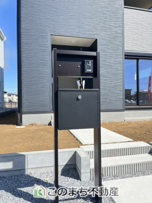 【エントランス】 | LievleGarden.S古河市鴻巣第6　3号棟 | 黒色のオシャレなエントランスポールがお出迎え♪
