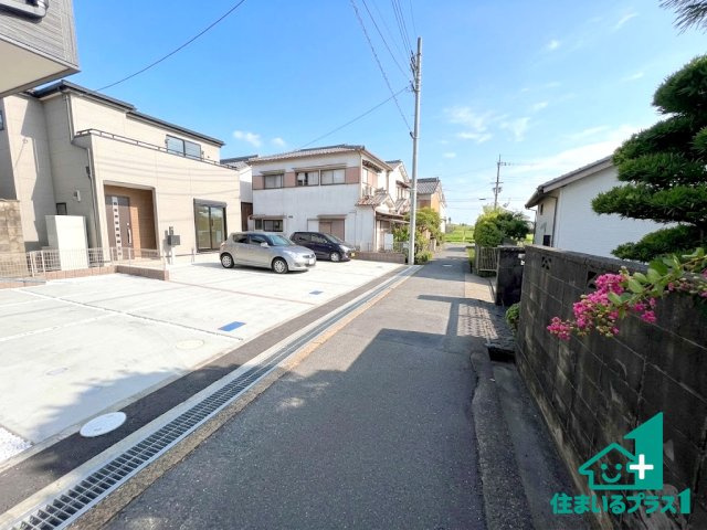 ●天理市柳本町　第7期　新築一戸建ての前面道路含む現地写真|周辺は閑静な住宅街！前面道路広々で車の出し入れも便利です。駐車が苦手な方でも安心して車庫入れできます！
