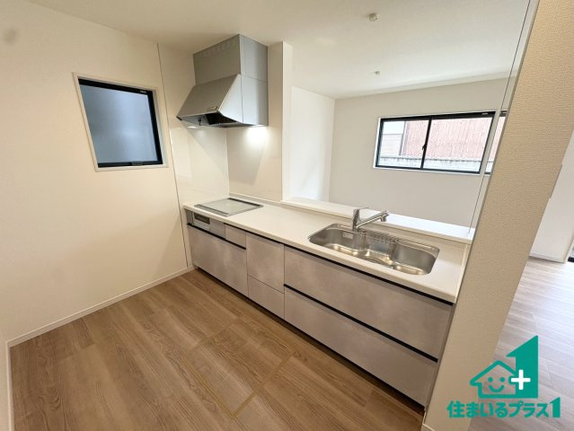 ●天理市柳本町　第7期　新築一戸建てのキッチン|リビングと統一感があり、使い勝手のいいキッチン。広々としているので、二人並んで作業が出来ちゃいます。お子様と一緒に色々なお料理に挑戦できるスペースがあります。