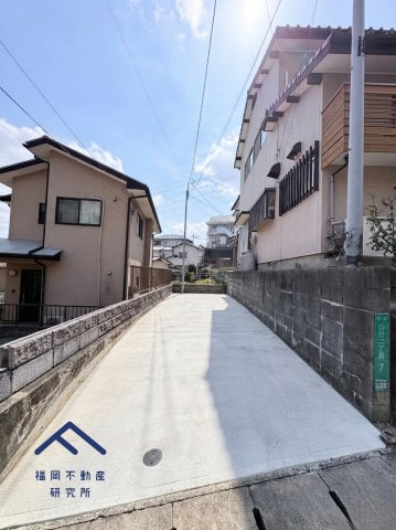 東区若宮２丁目　戸建ての前面道路含む現地写真