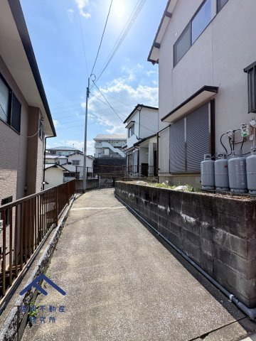 東区若宮２丁目　戸建ての前面道路含む現地写真