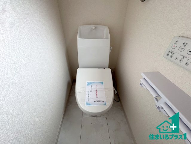 ●19(土)～23(水)現地案内可能！　天理市柳本町　全3邸のトイレ|1・2階の2ヶ所にあるので、朝の忙しい時間の順番待ちもなく、深夜の利用にも大変便利です。