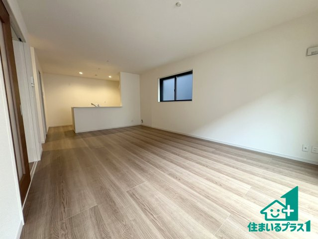 ●19(土)～23(水)現地案内可能！　天理市柳本町　全3邸の居間・リビング|日当たり良好の明るいリビングで朝の目覚めもスッキリできそう！対面キッチンでご家族のコミュニケーションも自然と増える設計！小さなお子様が遊ぶスペースを作っても広々とくつろげるLDK！