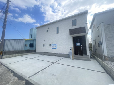 【外観】 | 南城市玉城糸数4期（全2棟）ラスト2号棟 | 2号棟　並列駐車3台完備♪