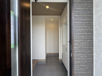 【玄関】 | 南城市玉城糸数4期（全2棟）ラスト2号棟 | 2号棟　十分な収納付き玄関♪シューズクローク付き♪