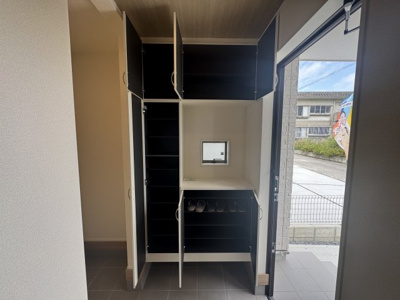 【玄関】 | 南城市玉城糸数4期（全2棟）ラスト2号棟 | 2号棟　十分な収納付き玄関♪シューズクローク付き♪
