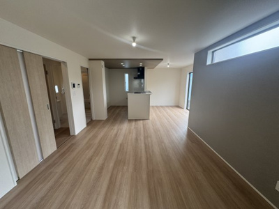 【居間・リビング】 | 南城市玉城糸数4期（全2棟）ラスト2号棟 | 2号棟　LDK17帖♪キッチンはオシャレな折下げ天井♪