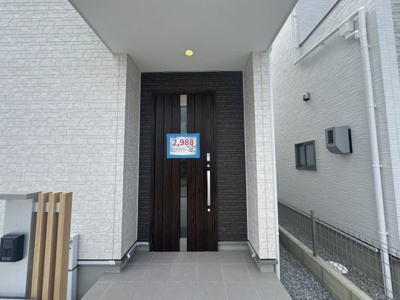 【玄関】 | 南城市玉城糸数4期（全2棟）ラスト2号棟 | 2号棟　スマートキー付き♪
