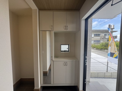 【玄関】 | 南城市玉城糸数4期（全2棟）ラスト2号棟 | 2号棟　十分な収納付き玄関♪シューズクローク付き♪