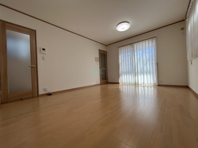 【居間・リビング】 | 北大路２丁目 | 爽やかな通風と採光を存分に感じる事が出来るリビングです。