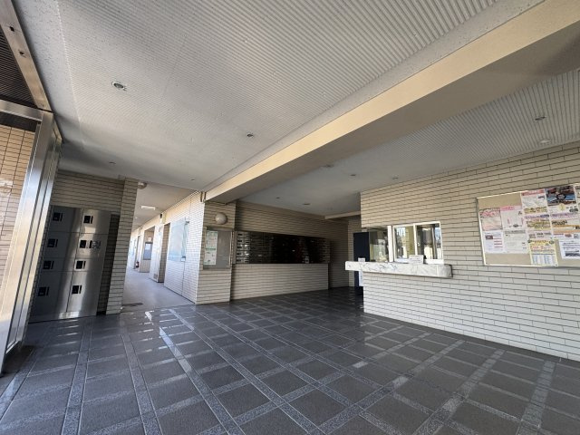 -三丁目不動産- コンフォート籠原　深谷市東方町5丁目　のエントランス