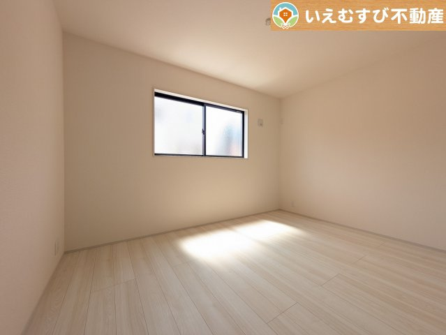 Livele Garden.S　上里町七本木第6の洋室|ナチュラルな色合いでシンプルな洋室
大容量のウォークインクローゼット付きで、採光もたっぷりのお部屋♪