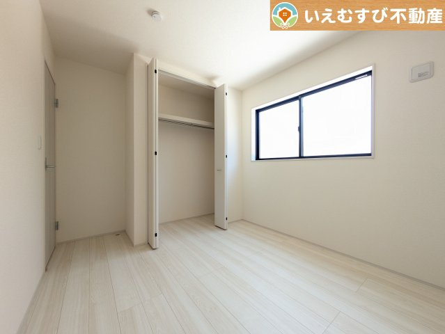Livele Garden.S　上里町七本木第6の洋室|日当りが良く明るい居室
たっぷりの採光で自然光の差し込む明るいお部屋！新生活を想像すると楽しみが増しますね♪