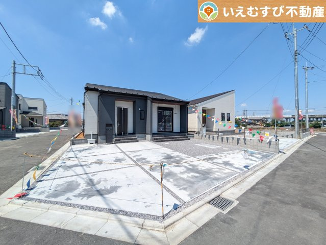 Livele Garden.S　上里町七本木第6の駐車場|並列3台駐車可能なゆとりのカースペース
複数台車をお持ちでも、お友達が遊びに来てもゆとりの駐車スペース！