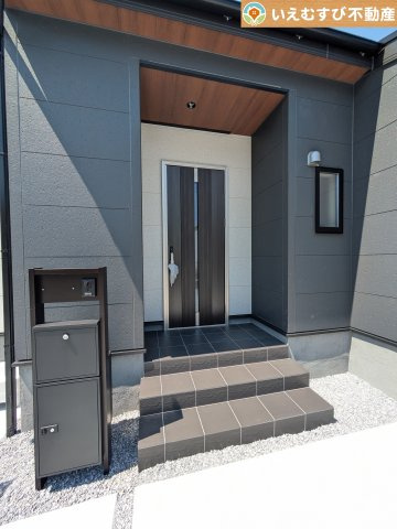 Livele Garden.S　上里町七本木第6のエントランス|落ち着いた色づかいのエントランス
駐車場からアクセスの良いエントランス。雨の日や荷物が多くても安心の動線♪