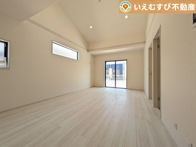 Livele Garden.S　上里町七本木第6の居間・リビング|開放感と家族との距離感にこだわったＬＤＫ
採光たっぷりのリビングで休日には家族みんなでくつろげそうですね♪