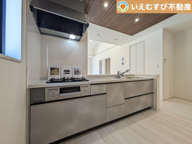 Livele Garden.S　上里町七本木第6のキッチン|機能性収納性に溢れるキッチン
収納もたっぷり付いていてすっきり片付く！毎日楽しくお料理が出来そうです！