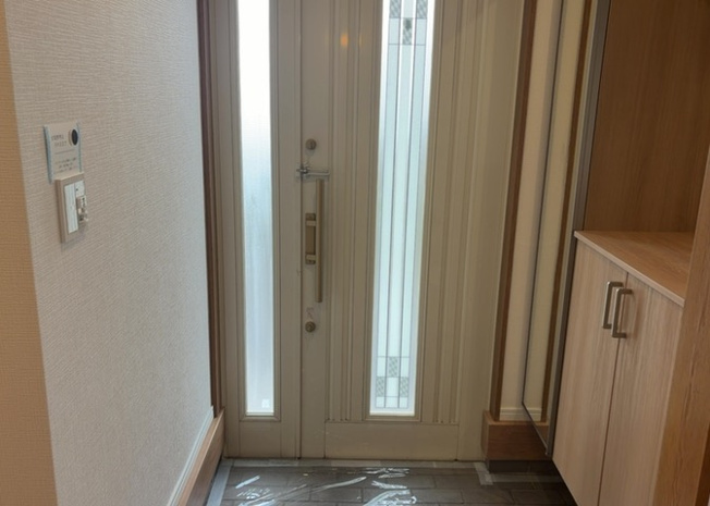 【玄関】 | 玄関は家の顔でもあり、家族以外の目にも止まる場所です。玄関は外との間を仕切る扉、靴などをしまっておく収納スペース、靴脱ぎのたたきスペース、来客とのやり取りをするドアホンなど複数のアイテムからなります。