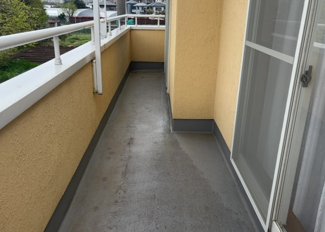 【バルコニー】 | バルコニーは、室外の専用スペースのうち、「屋根がなく開放された空間」であるものを指します。ベランダより広いタイプのものが多く、日当たりもよいため家庭菜園などを楽しみたい人にとって適した環境となります。