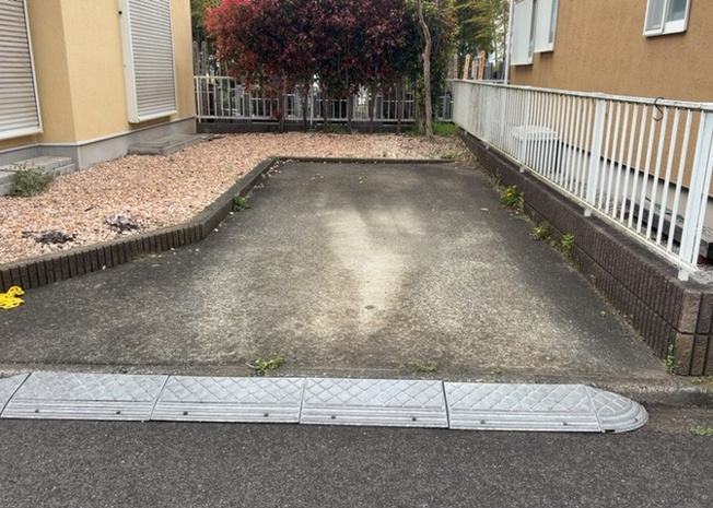 【駐車場】 | 駐車場と明記されていても、最小スペースでつくられた駐車場だと大型車は駐車できなかったり、出入りしにくくなったりする可能性があります。お車のサイズと購入したい物件の駐車場のサイズを現地で確認しましょう。