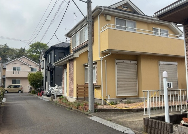 【前面道路含む現地写真】 | 住宅用の土地では前面道路に2m以上接していなければならないと法律で定められています。しかし、お持ちの車のサイズやライフスタイルなどにより、2mでは利便が悪い場合もございますので、事前に確認しましょう。