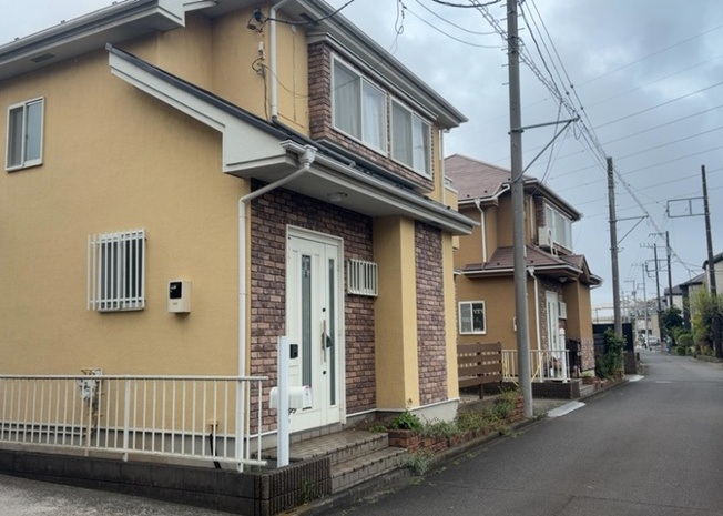 【前面道路含む現地写真】 | お持ちの車種によっては前面道路が広い方が便利でしょう。しかし、前面道路が広ければその分交通量が多くなるため、騒音などが気になる場合があります。実際に現地を見学し、周辺交通量や騒音などを確認しましょう！